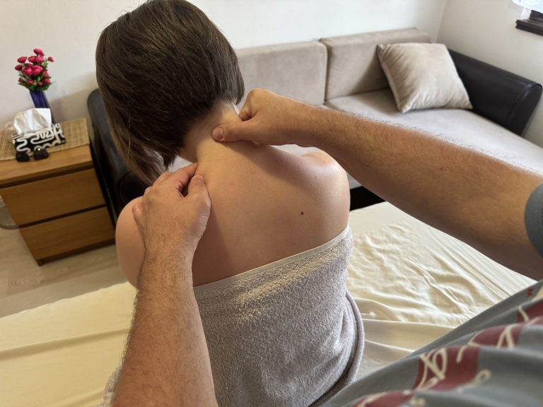 Egy nő nyak- és vállmasszázson