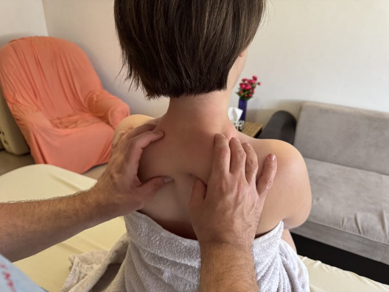 Egy nő nyak- és vállmasszázson